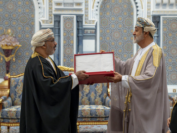 Sa Majesté le Sultan accorde l’Ordre civil d’Oman de deuxième classe à Son Excellence le Dr Khamis bin Saif Al Jabri, président de l’Unité de suivi de la mise en œuvre de la Vision Oman 2040