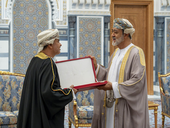Sa Majesté le Sultan accorde l’Ordre civil d’Oman de deuxième classe à Son Excellence l’ingénieur Saïd bin Hamoud Al Maawali, ministre des Transports, des Communications et des Technologies de l’Information