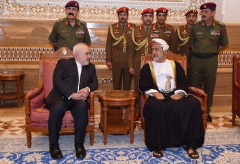 Sa Majesté le Sultan reçoit le ministre des Affaires étrangères iranien