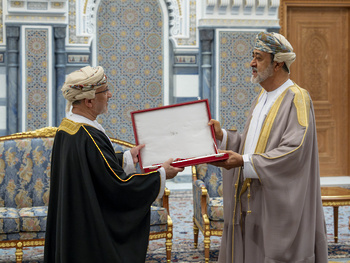 Sa Majesté le Sultan accorde l’Ordre civil d’Oman de deuxième classe à Son Excellence Salim bin Mohammed Al Mahrouqi, ministre du Patrimoine et du Tourisme