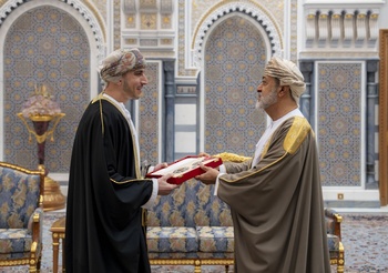 Sa Majesté le Sultan décerne l’Ordre de la Fermeté de deuxième classe à Son Altesse Sayyid Dr Kamel bin Fahd Al Saïd, Secrétaire général au Secrétariat général du Conseil des ministres