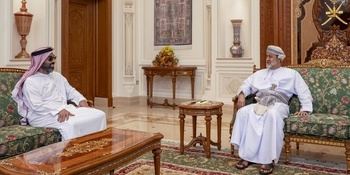 Sa Majesté le Sultan reçoit le Conseiller à la sécurité nationale des Émirats arabes unis 