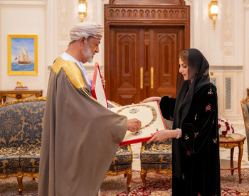 Sa Majesté le Sultan décerne l’Ordre du Très Grand Honneur à Son Altesse Royale, l’Épouse de Sa Majesté