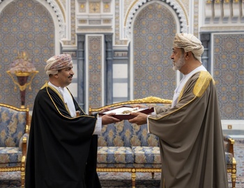 Sa Majesté le Sultan décerne l’Ordre de l’Éloge sultanien de première classe à Son Excellence Dr Abdullah bin Nasser Al Harrasi, Ministre de l’Information