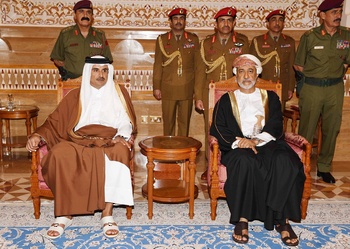 Sa Majesté le Sultan reçoit l’Émir du Qatar