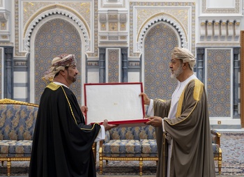 Sa Majesté le Sultan décerne l’Ordre du Très Grand Honneur à Son Excellence Sayyid Khalid bin Hilal Al Busaidi, Ministre du Diwan royal