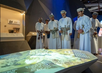 Sa Majesté le Sultan inaugure officiellement le Musée d’Oman à travers le temps