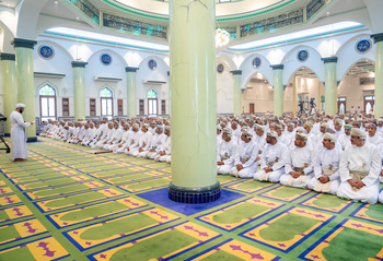 Sa Majesté le Sultan accomplit la prière de l’Aïd al Adha à la mosquée Sayid Tarik bin Taimur, dans la wilaya de Seeb, le 28/6/2023