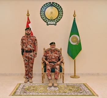 Sa Majesté le Commandant suprême effectue une visite au Commandement des forces des divisions