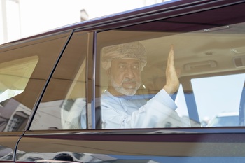 Visite de Sa Majesté le Sultan à l’école Sultan Faisal bin Turki pour garçons dans la wilaya d’Al Amarat