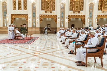 Sa Majesté le Sultan rencontre un certain nombre de cheikhs des gouvernorats de Mascate, d’Al Batinah Sud et de Musandam au Palais Al Alam