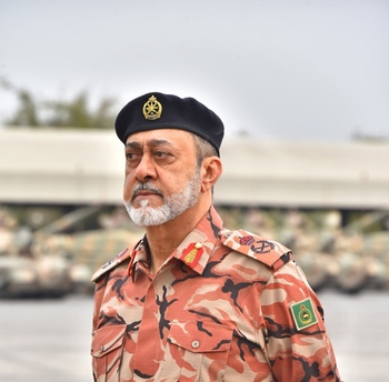 Sa Majesté le Commandant en chef honore d’une visite les véhicules blindés du Sultan d’Oman