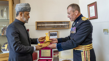 Sa Majesté le Sultan accorde son haut et bienveillant patronage à la cérémonie de remise des diplômes des officiers de l’Académie de Sandhurst