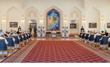 Sa Majesté le Sultan rencontre les cheikhs des wilayas du gouvernorat de Dhofar