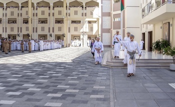 Visite de Sa Majesté le Sultan à l’école Sultan Faisal bin Turki pour garçons dans la wilaya d’Al Amarat