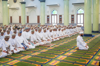 Sa Majesté le Sultan accomplit la prière de l’Aïd al Adha à la mosquée Sayid Tarik bin Taimur, dans la wilaya de Seeb, le 28/6/2023