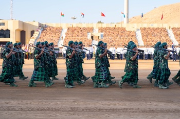 Sa Majesté le Sultan, Commandant suprême, place sous son haut patronage le grand défilé militaire à l’occasion de la glorieuse Fête nationale