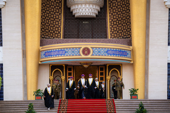 Sa Majesté le Sultan accomplit la prière de l’Aïd al Fitr à la mosquée Al Khawr, le 22/4/2023