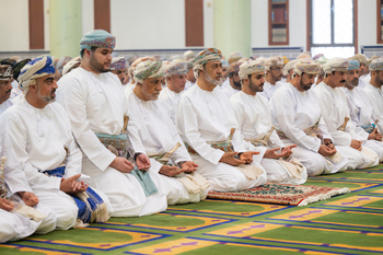 Sa Majesté le Sultan accomplit la prière de l’Aïd al Adha à la mosquée Sayid Tarik bin Taimur, dans la wilaya de Seeb, le 28/6/2023