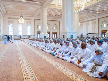 Sa Majesté le Sultan accomplit la prière de l’Aïd al Fitr à la mosquée Sayida Fatima bint Ali, dans la wilaya de Seeb, le 10/4/2024