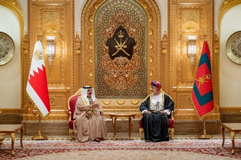 Seine Majestät Sultan Haitham bin Tarik empfängt Seine Majestät König Hamad bin Isa Al Khalifa, König des Königreichs Bahrain