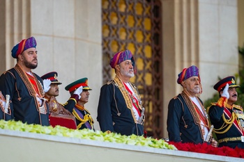 Sa Majesté le Sultan, Commandant suprême, place sous son haut patronage le grand défilé militaire à l’occasion de la glorieuse Fête nationale