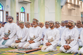 Sa Majesté le Sultan accomplit la prière de l’Aïd al Adha à la mosquée Sayid Tarik bin Taimur, dans la wilaya de Seeb, le 28/6/2023