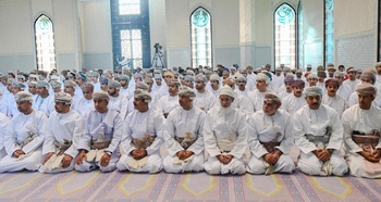 Sa Majesté le Sultan accomplit la prière de l’Aïd al Fitr à la mosquée Al Zulfa, le 2/5/2022