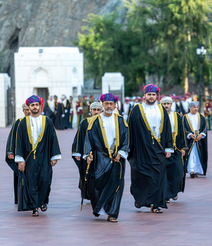 Sa Majesté le Sultan accomplit la prière de l’Aïd al Fitr à la mosquée Al Khawr, le 22/4/2023