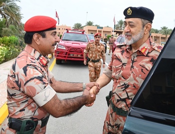 Sa Majesté le Commandant en chef honore d’une visite les véhicules blindés du Sultan d’Oman