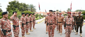 Sa Majesté le Commandant en chef honore d’une visite les véhicules blindés du Sultan d’Oman