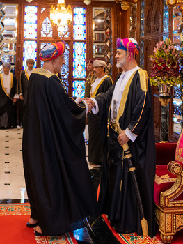 Sa Majesté le Sultan accomplit la prière de l’Aïd al Fitr à la mosquée Al Khawr, le 22/4/2023