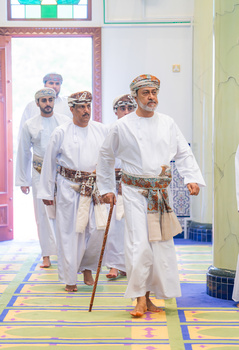 Sa Majesté le Sultan accomplit la prière de l’Aïd al Adha à la mosquée Sayid Tarik bin Taimur, dans la wilaya de Seeb, le 28/6/2023