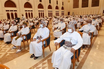 Sa Majesté le Sultan rencontre les cheikhs des wilayas des gouvernorats d’Al Dakhiliyah et d’Al Wusta