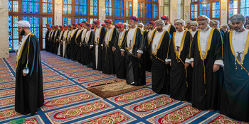 Sa Majesté le Sultan accomplit la prière de l’Aïd al Fitr à la mosquée Al Khawr, le 22/4/2023