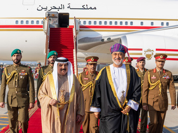 Seine Majestät Sultan Haitham bin Tarik empfängt Seine Majestät König Hamad bin Isa Al Khalifa, König des Königreichs Bahrain
