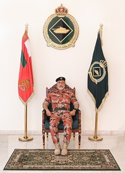 Sa Majesté le Commandant en chef honore d’une visite les véhicules blindés du Sultan d’Oman