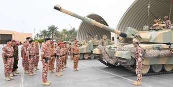 Sa Majesté le Commandant en chef honore d’une visite les véhicules blindés du Sultan d’Oman