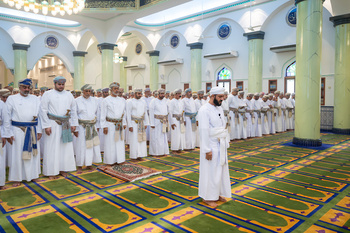 Sa Majesté le Sultan accomplit la prière de l’Aïd al Adha à la mosquée Sayid Tarik bin Taimur, dans la wilaya de Seeb, le 28/6/2023