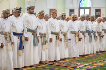 Sa Majesté le Sultan accomplit la prière de l’Aïd al Adha à la mosquée Sayid Tarik bin Taimur, dans la wilaya de Seeb, le 28/6/2023