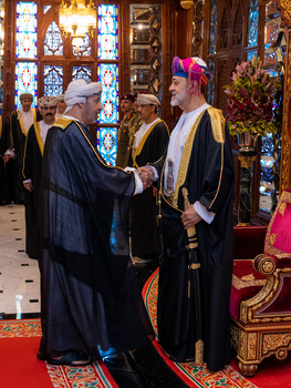 Sa Majesté le Sultan accomplit la prière de l’Aïd al Fitr à la mosquée Al Khawr, le 22/4/2023