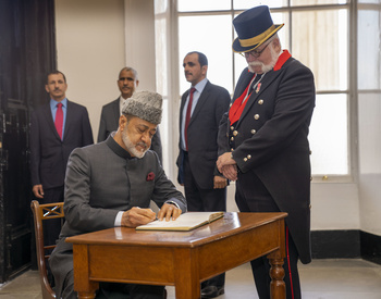 Sa Majesté le Sultan accorde son haut et bienveillant patronage à la cérémonie de remise des diplômes des officiers de l’Académie de Sandhurst