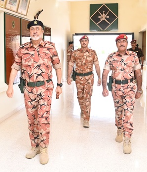 Sa Majesté le Commandant en chef honore d’une visite les véhicules blindés du Sultan d’Oman