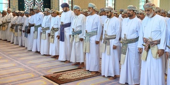Sa Majesté le Sultan accomplit la prière de l’Aïd al Fitr à la mosquée Al Zulfa, le 2/5/2022