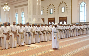Sa Majesté le Sultan accomplit la prière de l’Aïd al Fitr à la mosquée Sayida Fatima bint Ali, dans la wilaya de Seeb, le 10/4/2024