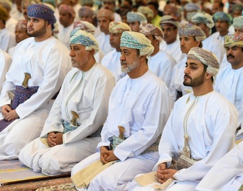 Sa Majesté le Sultan accomplit la prière de l’Aïd al Fitr à la mosquée Al Zulfa, le 2/5/2022