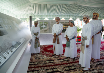 Sa Majesté le Sultan pose la première pierre du projet du Complexe culturel Sayyid Tarik bin Taimur