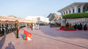 Sa Majesté le Sultan accomplit la prière de l’Aïd al Fitr à la mosquée Al Khawr, le 22/4/2023