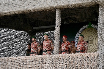 Sa Majesté le Commandant suprême effectue une visite au Commandement des forces des divisions