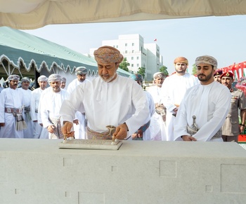 Sa Majesté le Sultan pose la première pierre du projet du Complexe culturel Sayyid Tarik bin Taimur